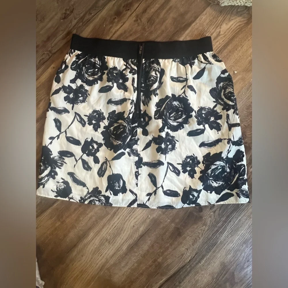 Loft by Ann Taylor ladies skirt size 14. Good condition. Elastic waist lined
